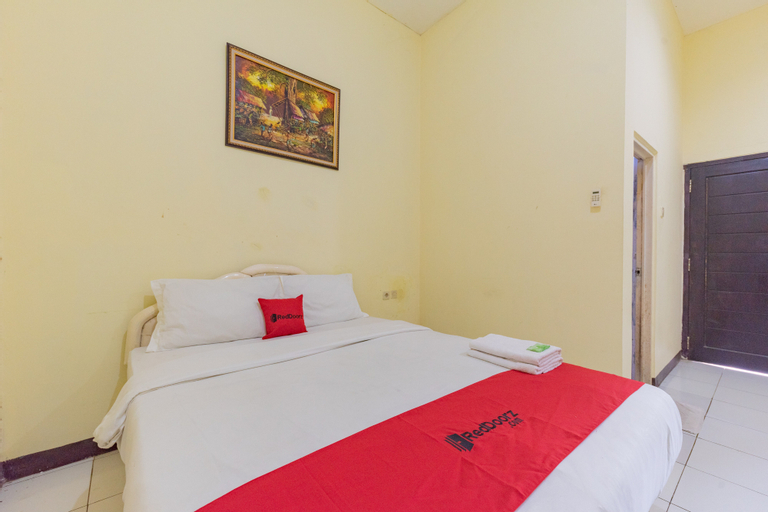 Bedroom 3, RedDoorz @ Kings Hotel near CSB Mall, Cirebon