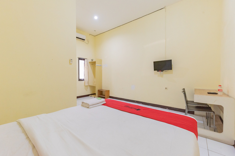 Bedroom 4, RedDoorz @ Kings Hotel near CSB Mall, Cirebon