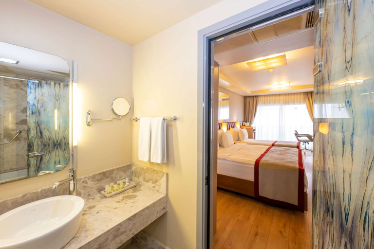 Bathroom 5, Ramada by Wyndham Istanbul Pera, Beyoğlu