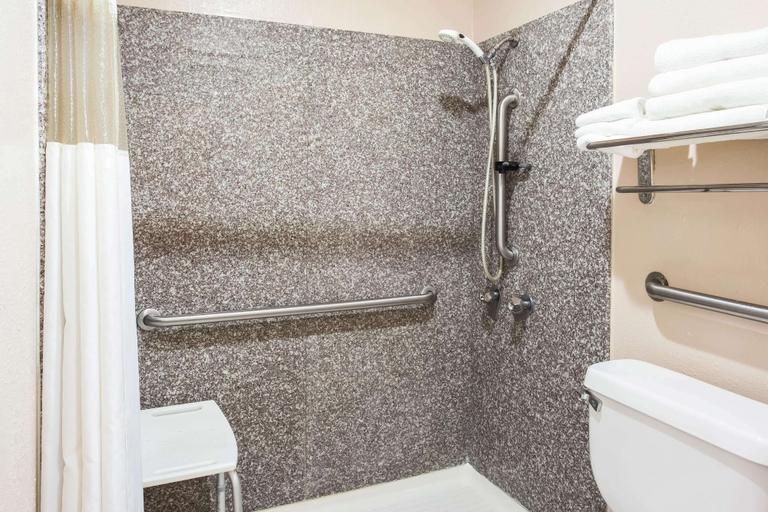 Bathroom 3, Super 8 by Wyndham Giddings, Lee