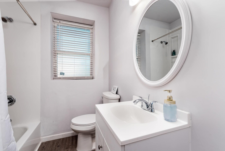 Bathroom, Two Stylish 2BR Apt CozySuites w parking, Saint Louis