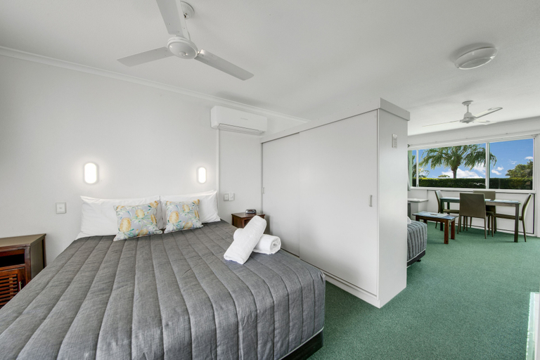 Bedroom 3, Reef Adventureland Motel, Calliope - Pt A