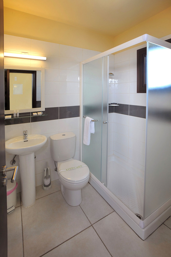 Bathroom 4, Nelia Gardens