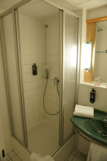 Bathroom 5, ibis Berlin Messe, Berlin