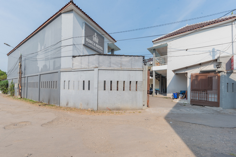 Exterior & Views 2, RedDoorz @ Kings Hotel near CSB Mall, Cirebon