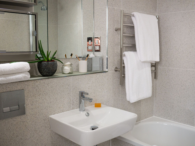 Bathroom 3, Q Square by Supercity Aparthotels, Brighton and Hove