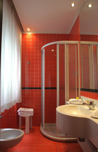 Bathroom 5, Hotel Derby, Rimini