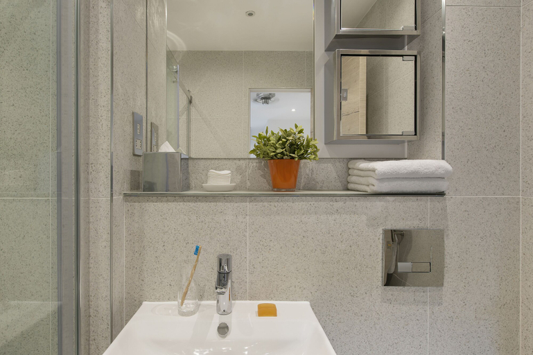 Bathroom 3, Q Square by Supercity Aparthotels, Brighton and Hove