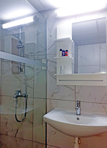 Bathroom 4, Marina