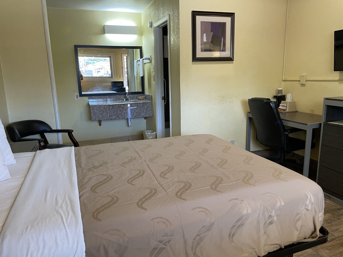 Bedroom 5, EverGreen Inn & RV, Winn