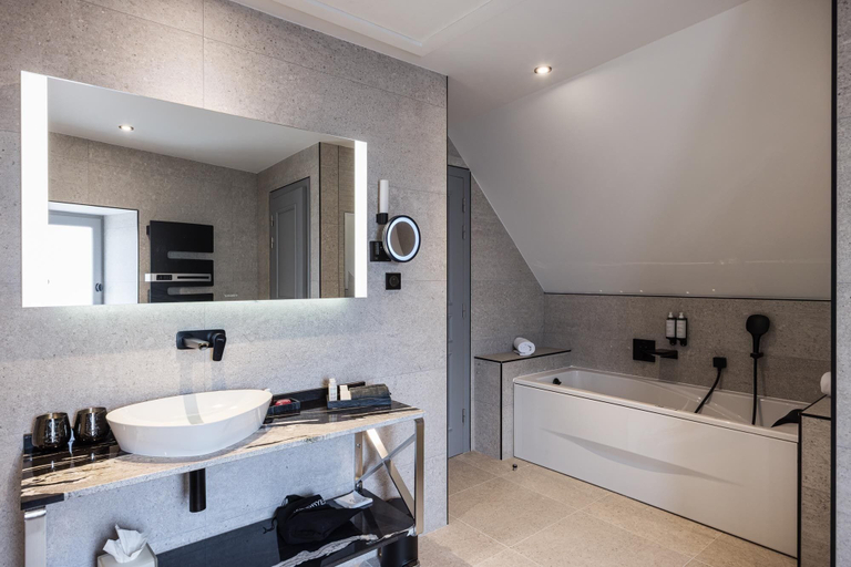 Bathroom 5, Le Petit Manoir, Dordogne