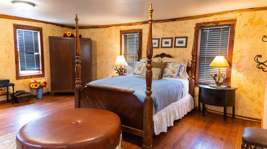 Bedroom 2, Moon River Ranch, Falls
