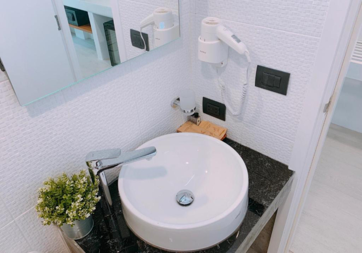 Bathroom 4, Blue Tao Beach Hotel, Ko Phangan