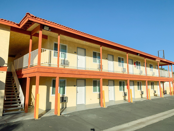 Exterior & Views 2, Mojave Inn, San Bernardino