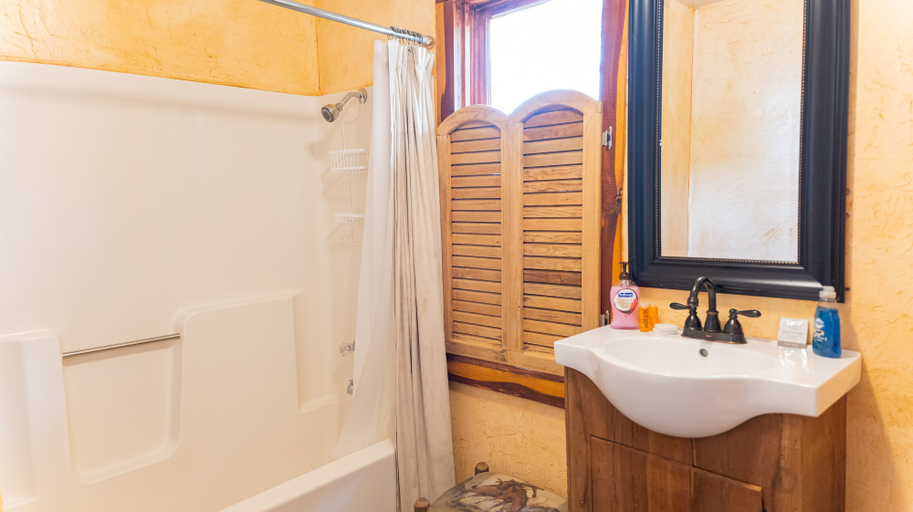 Bathroom 3, Moon River Ranch, Falls