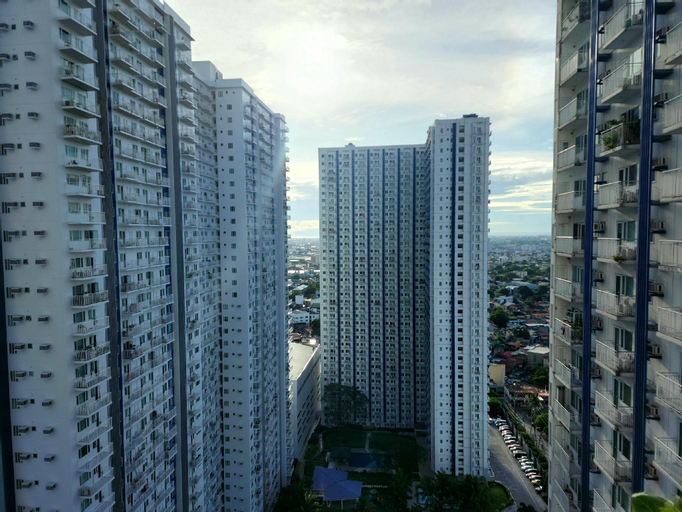 High-Tech Studio @ Grass Residences -2persons only, Quezon City