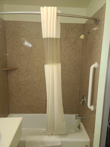 Bathroom 5, Budget Inn Farmington, Ontario