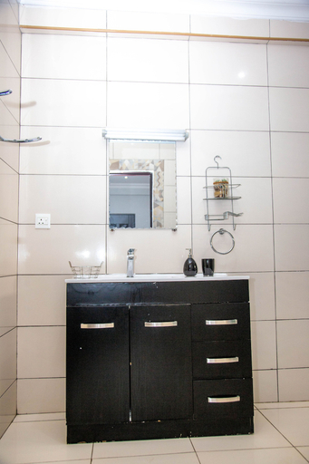 Bathroom 3, Earls Court Spintex Apartment, Accra
