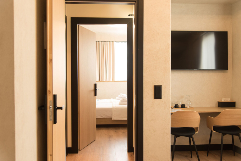 Bedroom 4, AthensOwl, Attica