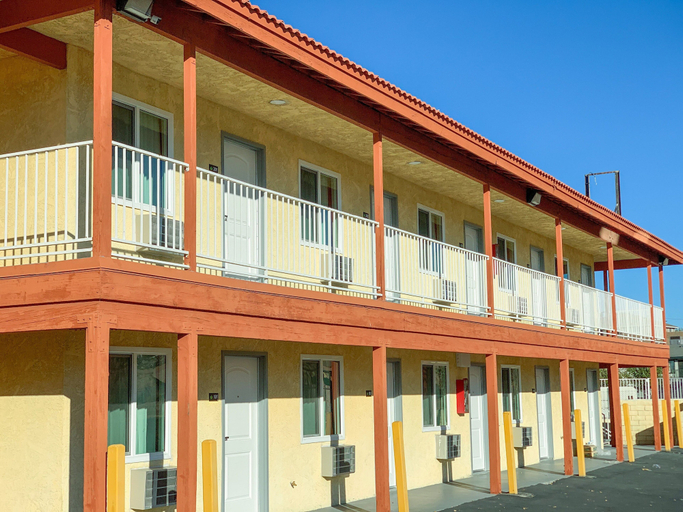 Exterior & Views 2, Mojave Inn, San Bernardino