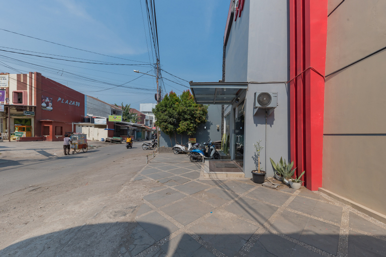 Exterior & Views 2, RedDoorz @ La Mega near Pasar Pagi Cirebon, Cirebon