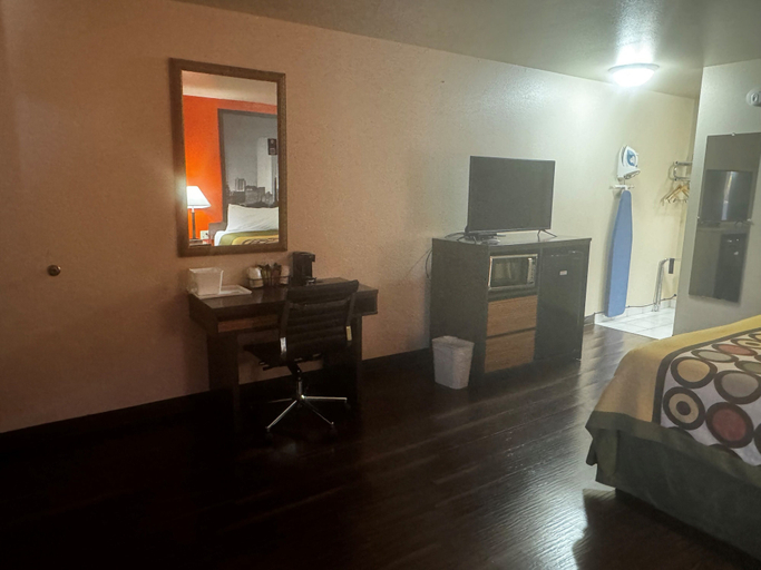 Bedroom 2, Super 8 by Wyndham Giddings, Lee