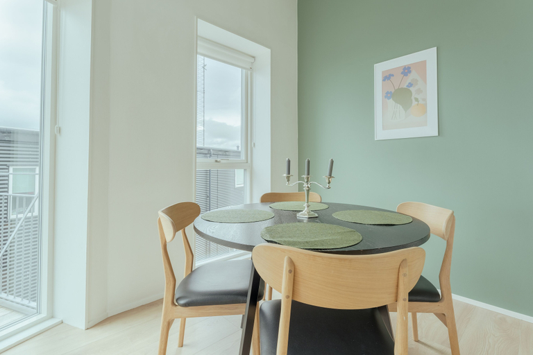 Others 5, Delightful 2 Bedroom Apt | Balcony | Parking, Tórshavn