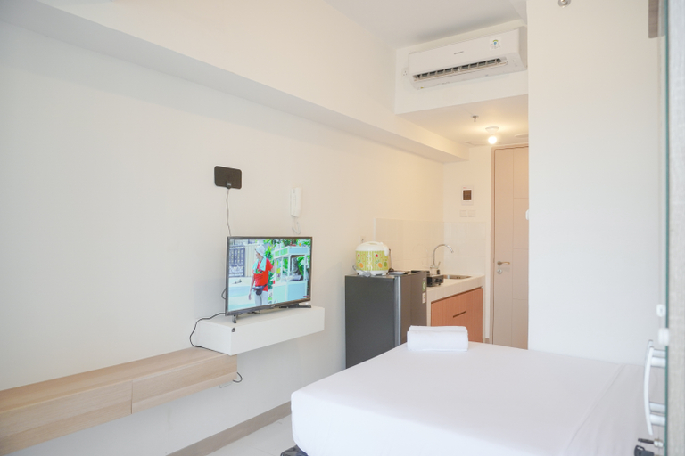 Bedroom 2, Modern and Homey Studio Tokyo Riverside PIK 2 Apartment By Travelio, Tangerang