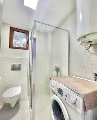 Bathroom 2, Redondo
