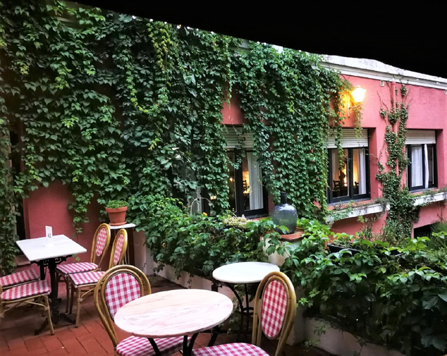 Others 3, Hostal Montsoliu, Girona