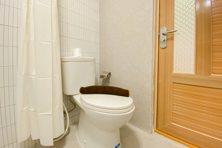 Bathroom 5, Spacious and Homey 1BR Tokyo Riverside PIK 2 Apartment By Travelio, Tangerang