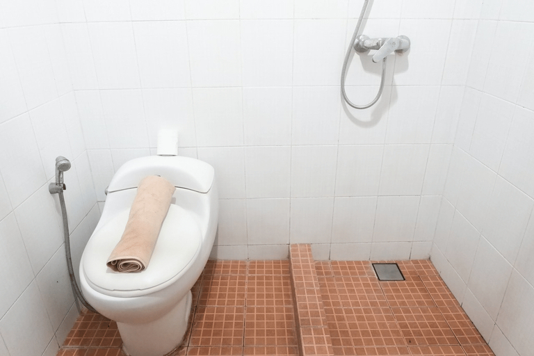 Bathroom 3, Comfy Studio at High Point Serviced Apartment By Travelio, Surabaya