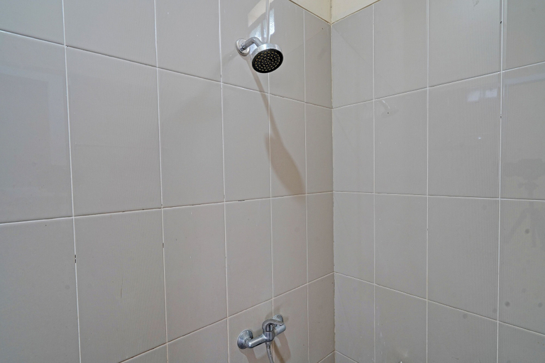 Bathroom 3, OYO 92023 Singgasana Cipelah Syariah, Garut