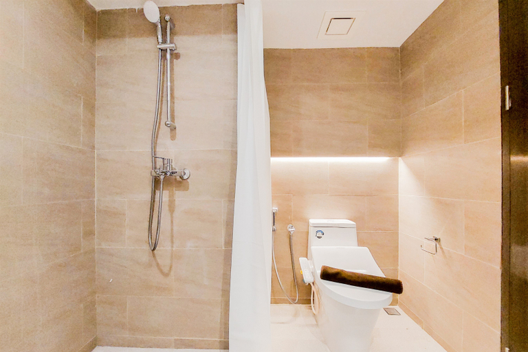 Bathroom 5, Fancy and Nice Studio Apartment Carstensz Residence By Travelio, Tangerang Selatan