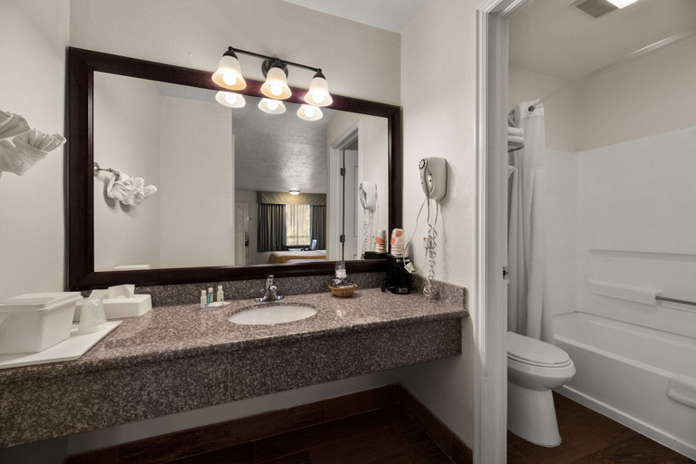 Bathroom 4, Quality Inn Saint George South Bluff, Washington
