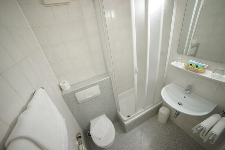 Bathroom 3, Aparthotel Wangener Landhaus, Stuttgart