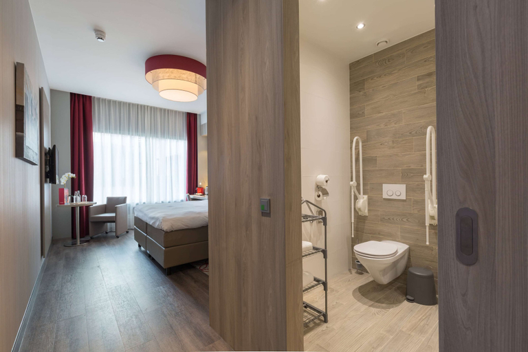 Bathroom 5, Ramada by Wyndham The Hague Scheveningen, Den Haag