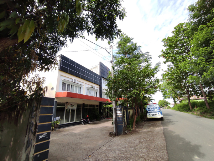 Exterior & Views 1, OYO 93278 Wisma Syariah Lahundape, Kendari