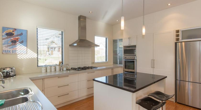 Modern Lake Haven - Wanaka Holiday Home, Queenstown-Lakes