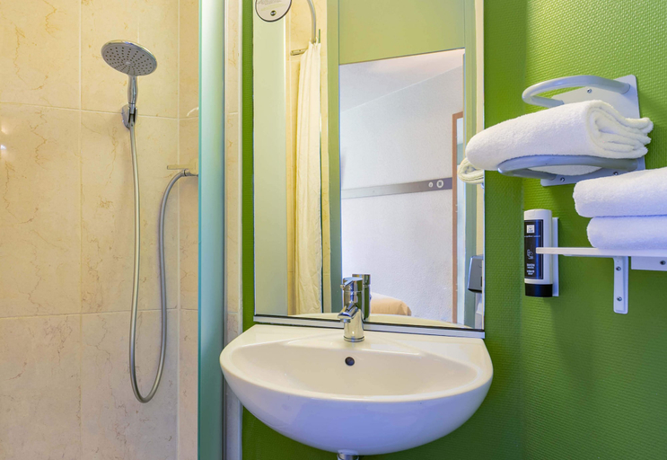 Bathroom 4, B&B HOTEL Strasbourg Nord Artisans, Bas-Rhin
