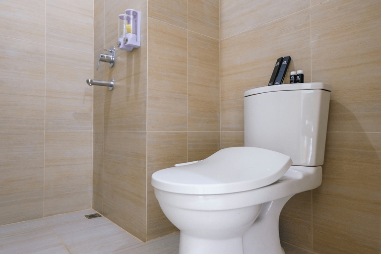 Bathroom 5, Simply 2BR at Silk Town Apartment By Travelio, Tangerang