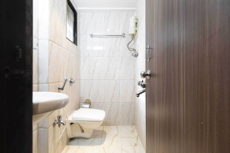 Bathroom 3, Hotel Q Deck Rooms, Mumbai Suburban