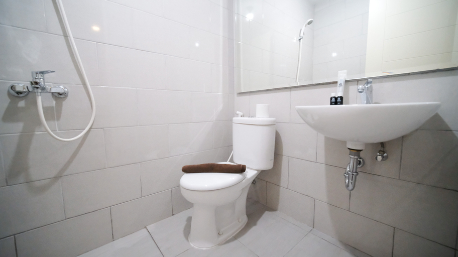 Bedroom 2, Compact and Homey 2BR at Benson Supermall Mansion Apartment By Travelio, Surabaya