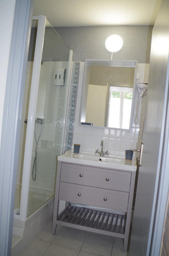 Bathroom 3, Les Trois Cèdres, Charente-Maritime