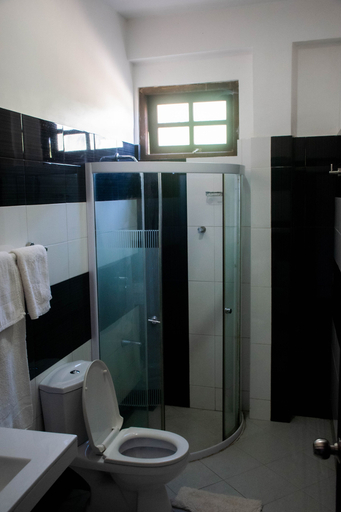 Bathroom 4, Manudi Glenfallsedge Rest, Nuwara Eliya