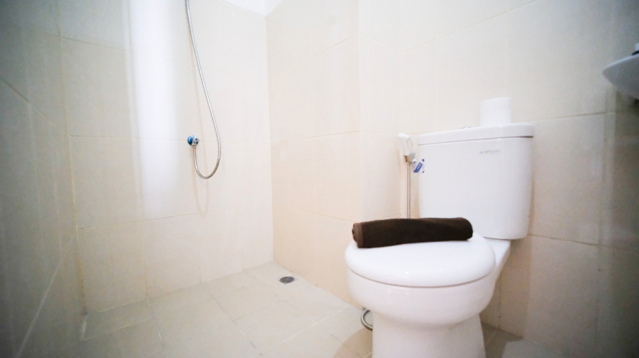 Bedroom 2, Good Choice and Cozy Stay Studio at Bale Hinggil Apartment By Travelio, Surabaya