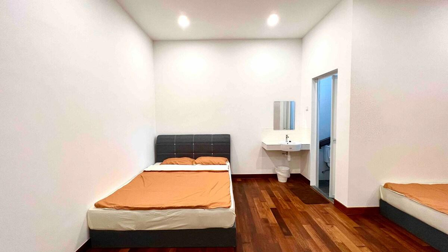 Bedroom 4, Private lift Entire house for 22 pax  Penang Hill, Pulau Penang