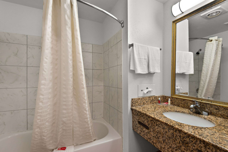 Bathroom 4, Econo Lodge Princess Anne, Somerset