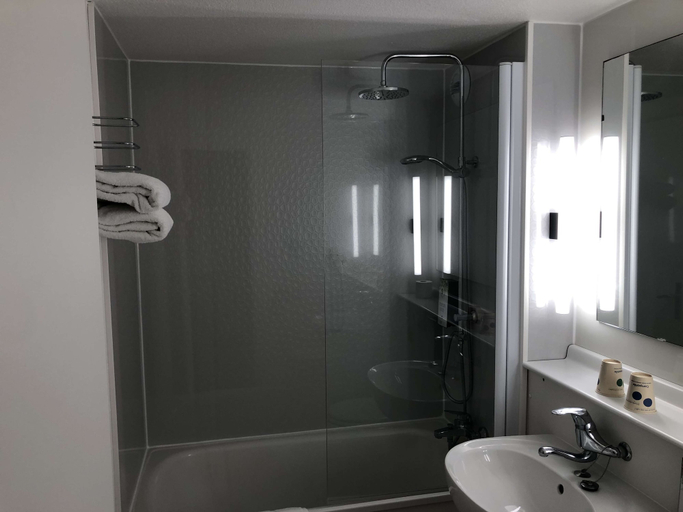 Bathroom 5, KYRIAD HONFLEUR - La Riviere Saint Sauveur, Calvados