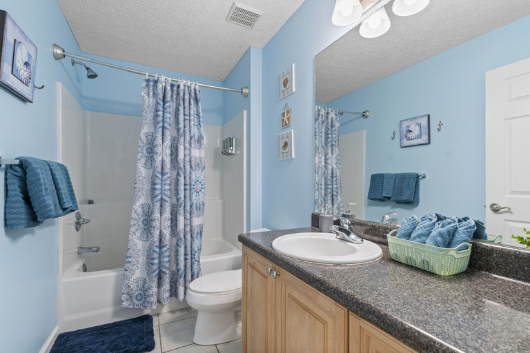 Bathroom 3, Michigan, Bay